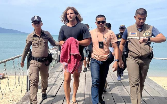Daniel Sancho es escoltado por la policía en el puerto de Koh Samui.