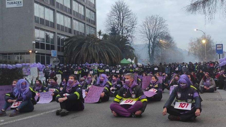 Sentada feminista durante la huelga de Tubacex en Laudio el 8 de marzo de 2021