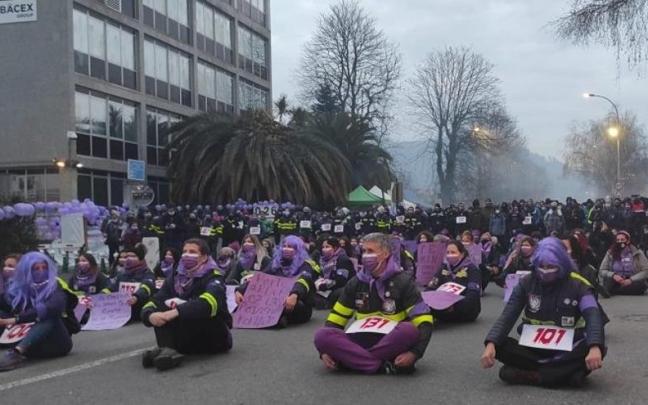 Sentada feminista durante la huelga de Tubacex en Laudio el 8 de marzo de 2021
