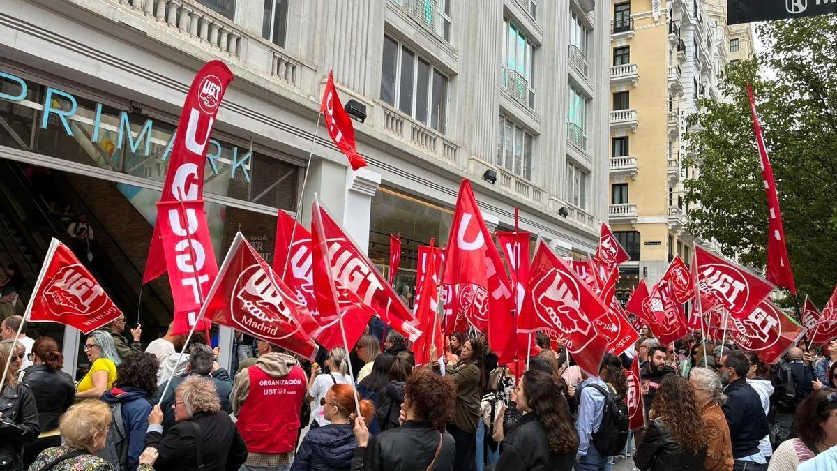 Trabajadores protestando por los recortes delante de una tienda de Primark