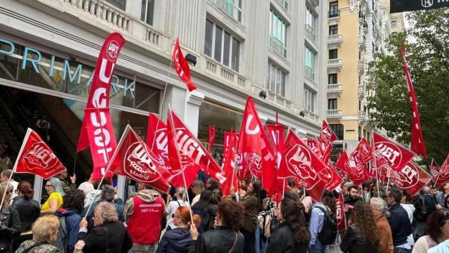 Trabajadores protestando por los recortes delante de una tienda de Primark