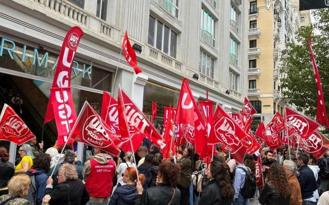 Trabajadores protestando por los recortes delante de una tienda de Primark
