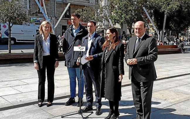 Declaración de Imanol Pradales sobre el lehendakari Ardanza, flanqueado por Bakartxo Tejeria y Joseba Díez Antxustegi, en presencia de Andoni Ortuzar y Mireia Zarate. | FOTO: E.P.