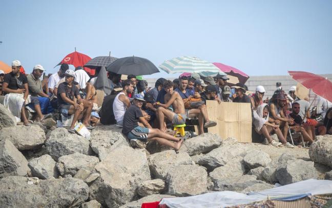 Varios migrantes acampados en la playa del Trampolín.