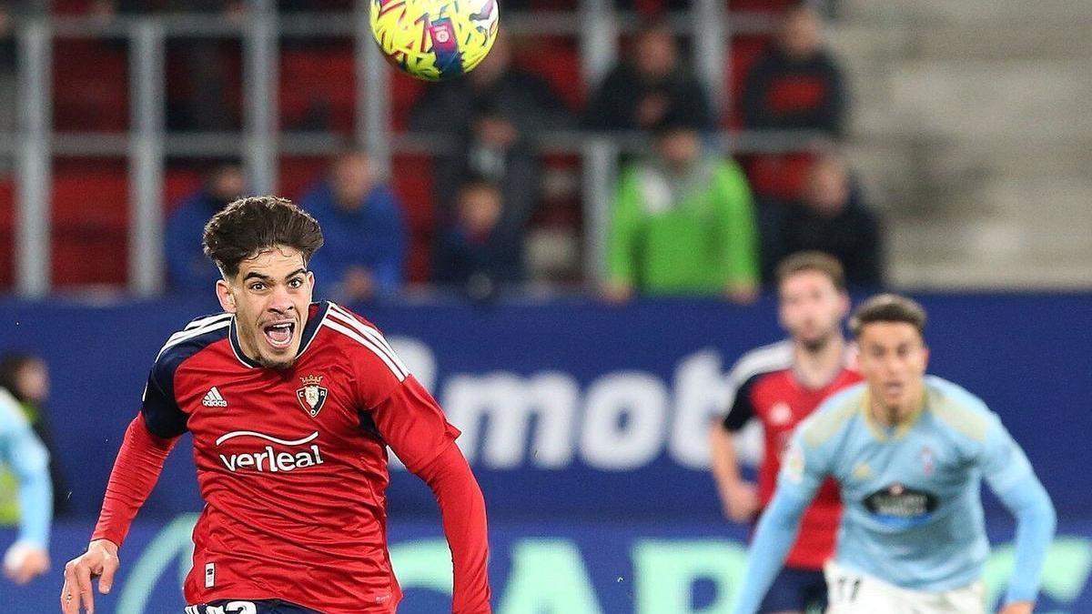 Abde, a la carrera, dispuesto a domesticar la pelota.