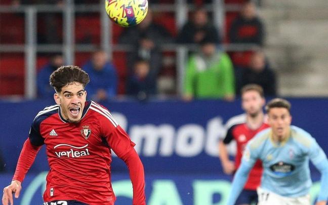 Abde, a la carrera, dispuesto a domesticar la pelota. Abde, a la carrera, dispuesto a domesticar la pelota.
