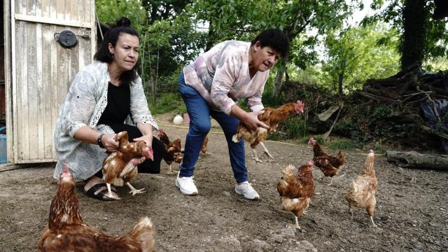 Urtza Sarrionandia y su ama, Edurtzeta Atutxa, en la granja de gallinas de su caserío