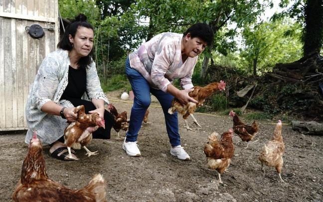 Urtza Sarrionandia y su ama, Edurtzeta Atutxa, en la granja de gallinas de su caserío