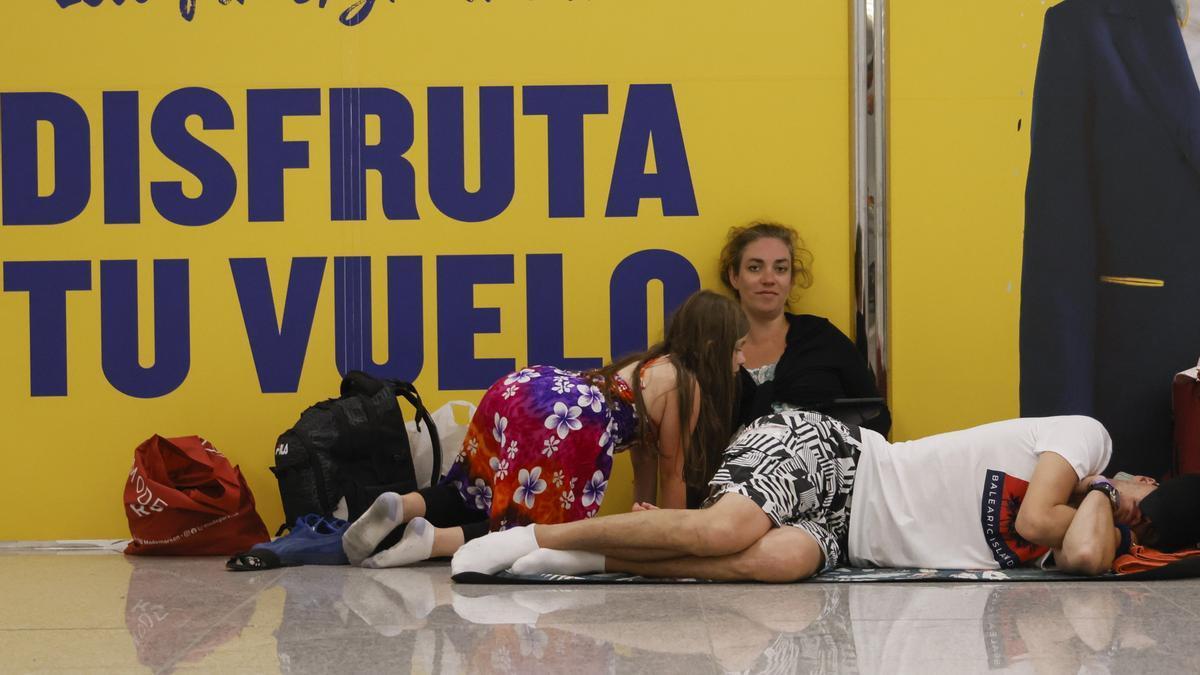 Turistas en el aeropuerto mallorquín de Son Sant Joan este lunes.