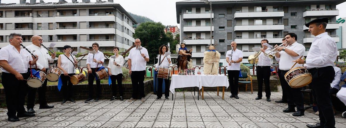 La banda de txistularis Usartza, durante la interpretación del 'Zortziko de San Juan' en honor a las dos figuras protagonistas de la cita de este año en la residencia San Andrés.