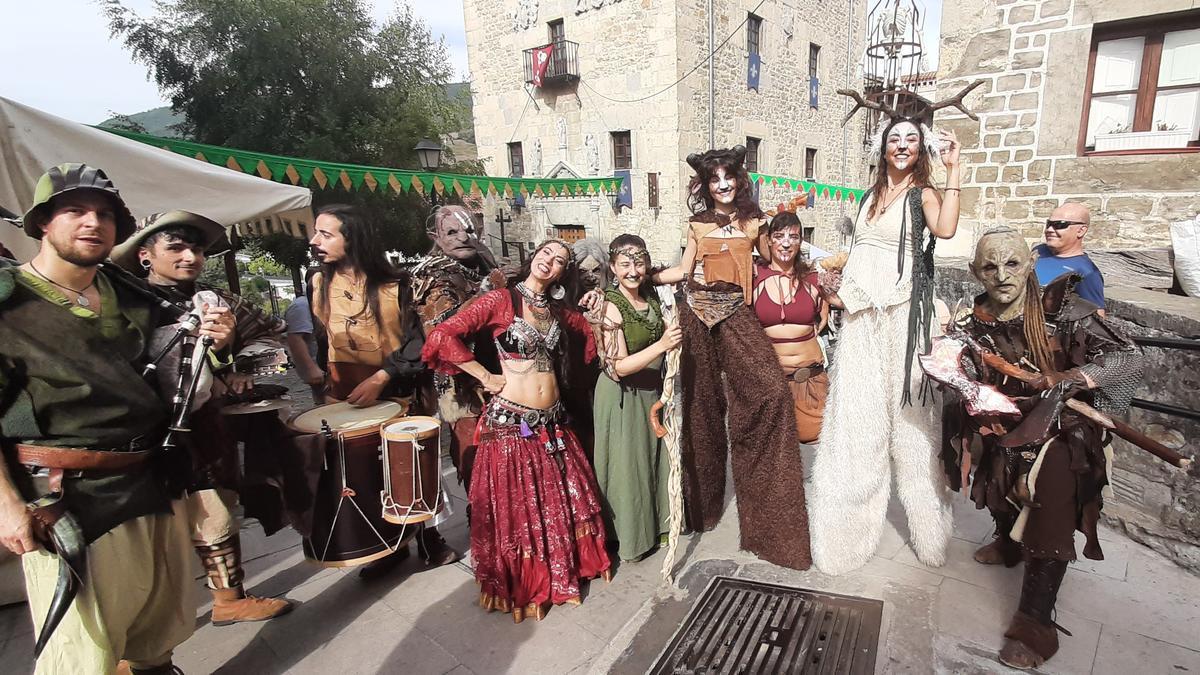 Comitiva de seres mágicos del bosque, junto a músicos de calle y una bailarina zíngara