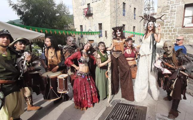 Comitiva de seres mágicos del bosque, junto a músicos de calle y una bailarina zíngara