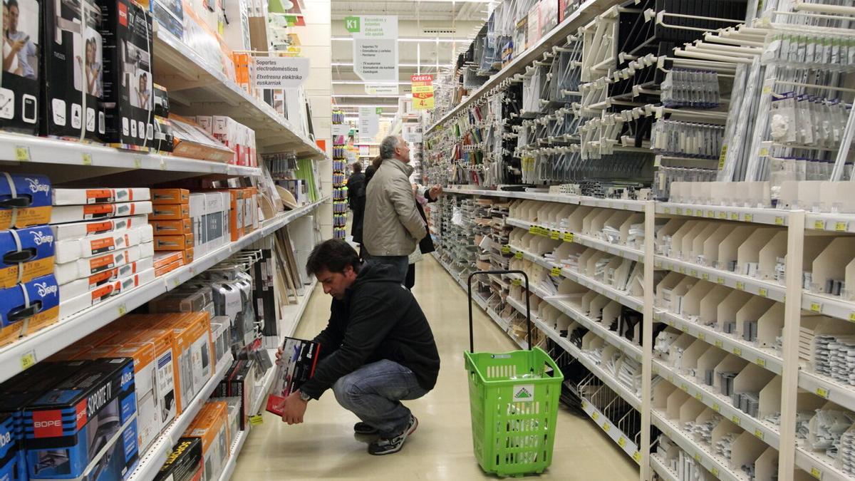Clientes en una tienda de Leroy Merlin