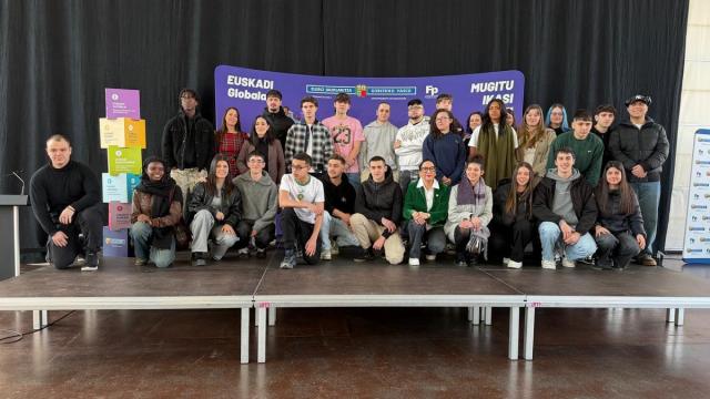 La consejera Begoña Pedrosa, junto a los 28 estudiantes voluntarios