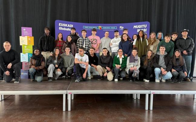 La consejera Begoña Pedrosa, junto a los 28 estudiantes voluntarios