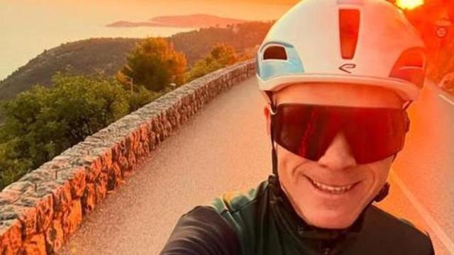 Chris Froome se hace un selfie en su regreso a la bici tras su dura caída de agosto.