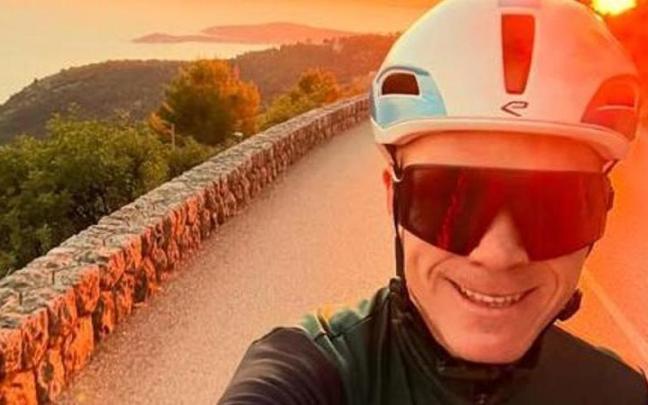 Chris Froome se hace un selfie en su regreso a la bici tras su dura caída de agosto.