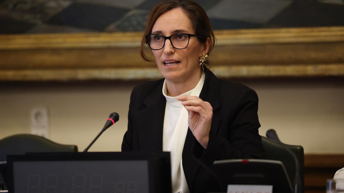 La ministra de Sanidad, Mónica García, durante una comparecencia ante la Comisión de Sanidad en el Senado, a 23 de abril de 2026.