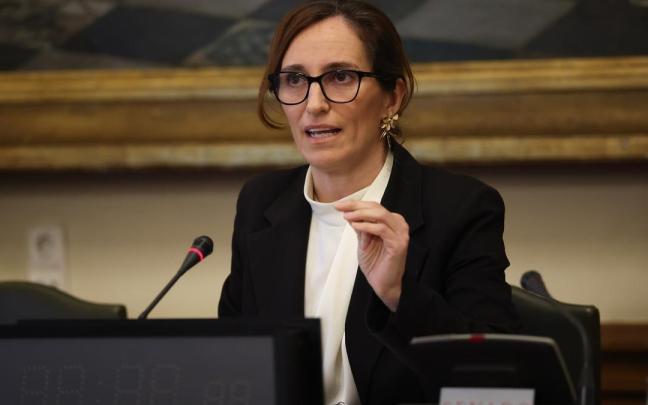 La ministra de Sanidad, Mónica García, durante una comparecencia ante la Comisión de Sanidad en el Senado, a 23 de abril de 2026.
