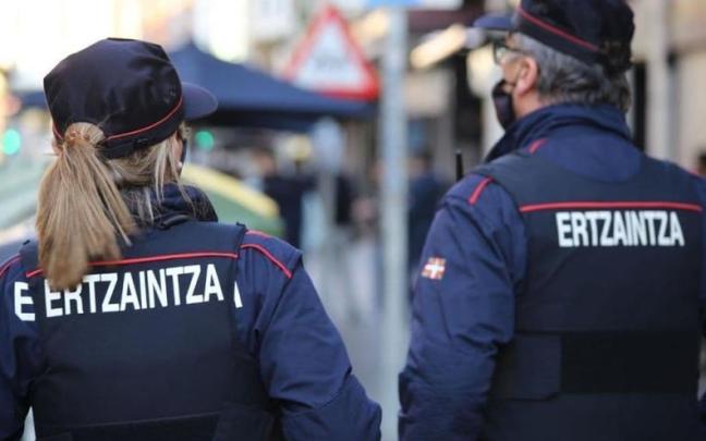 Ertzainas patrullando.