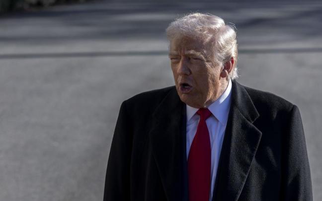 El presidente de Estados Unidos, Donald Trump, habla con la prensa en Míchigan.