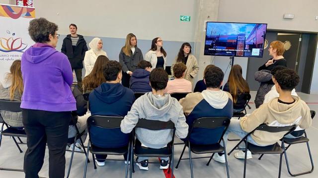 Imágenes de la Feria de Formación Profesional y Empleo de Urola Kosta y Urola Erdia este viernes en Zumaia.