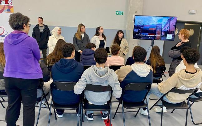 Imágenes de la Feria de Formación Profesional y Empleo de Urola Kosta y Urola Erdia este viernes en Zumaia.