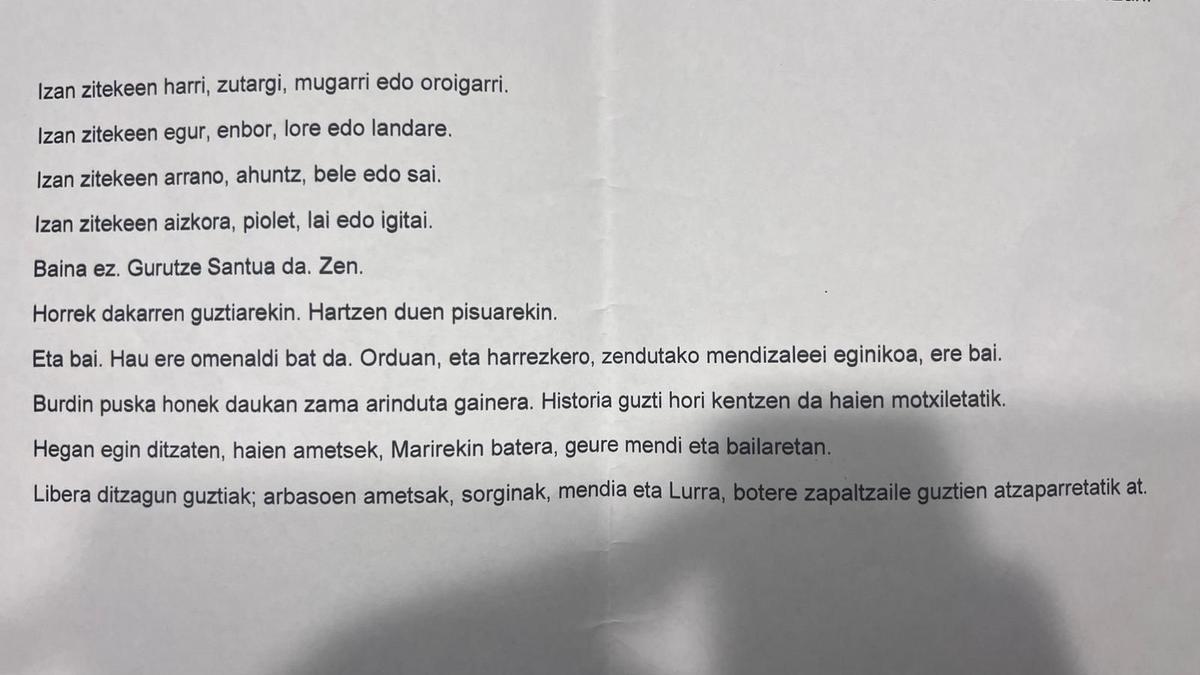 Poema pegado en la base de la cruz / N.G. Poema pegado en la base de la cruz / N.G.