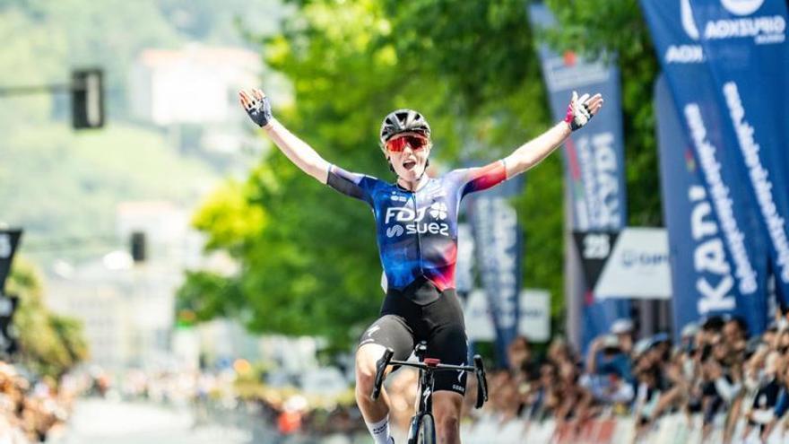 Demi Vollering celebra la victoria en Donostia que le da la Itzulia Women