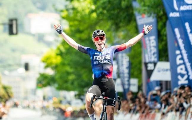 Demi Vollering celebra la victoria en Donostia que le da la Itzulia Women