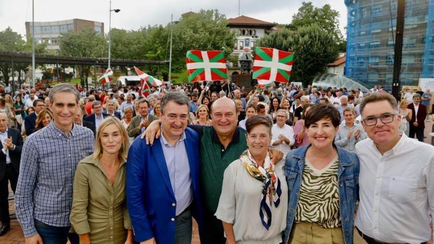 Foto de familia en el acto de los jeltzales este martes por la tarde en Sestao.