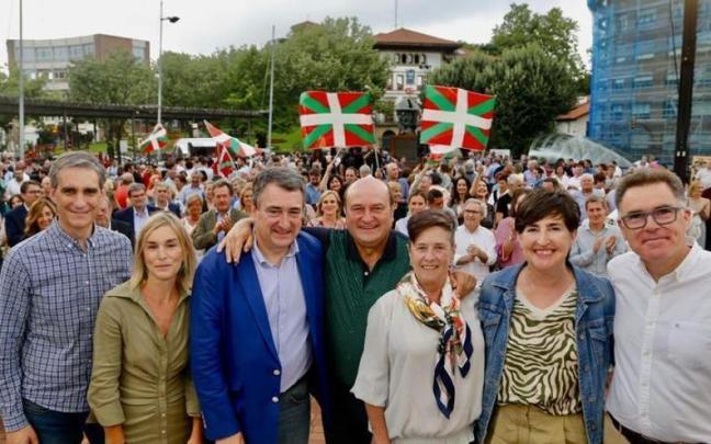Foto de familia en el acto de los jeltzales este martes por la tarde en Sestao.