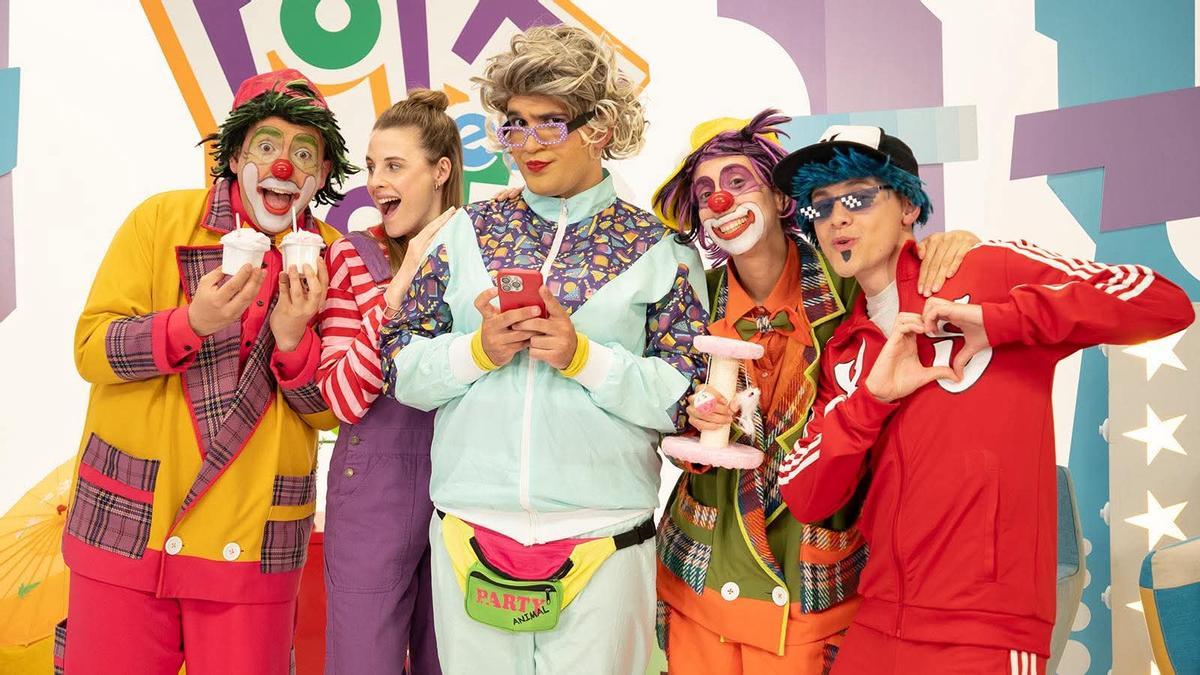 Izaskun (tercera) y Xabi Sound (quinto), compañeros de aventuras de Potx eta Lotx.