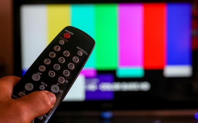 Una persona utiliza su mando de la televisión