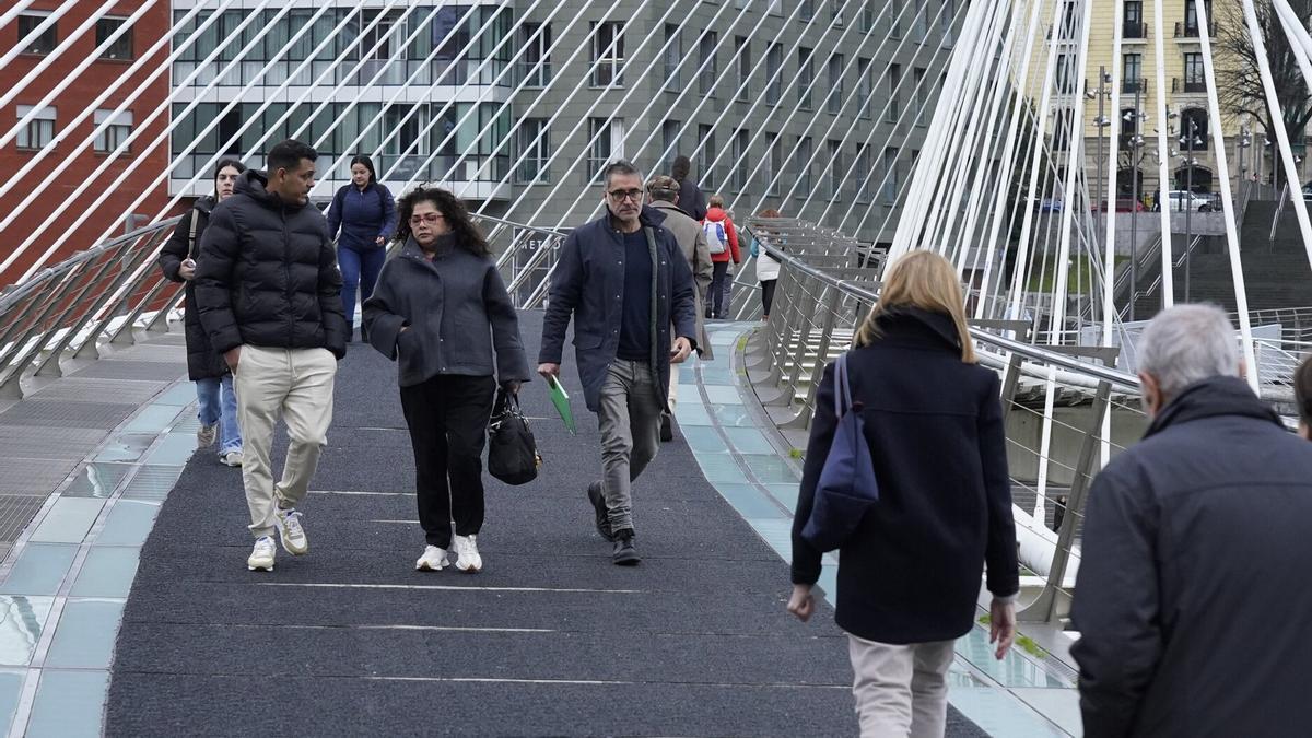 Imagen de archivo de gente paseando por Bilbao.