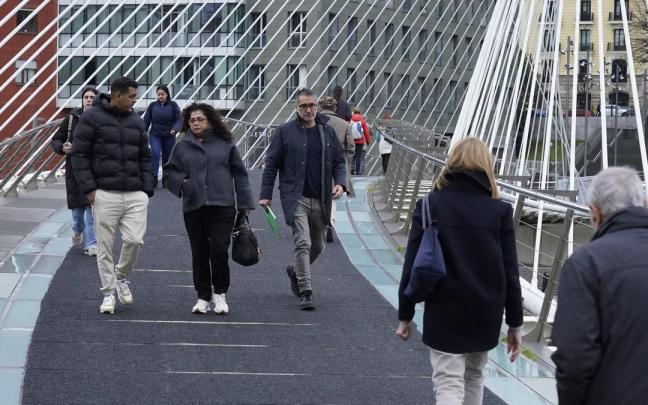 Imagen de archivo de gente paseando por Bilbao.