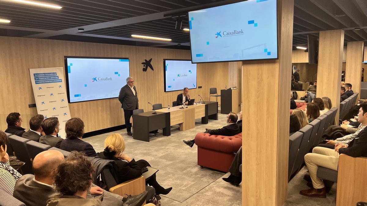 Un momento del encuentro desarrollado en la sede de CaixaBank en Bilbao.