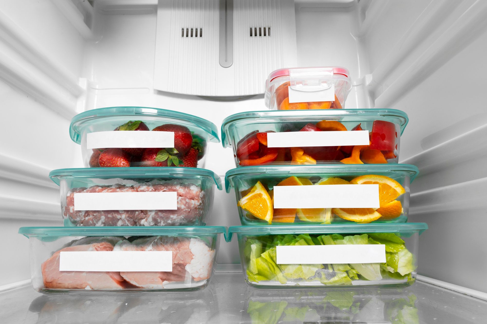 Alimentos con etiquetas listas para poner su fecha de caducidad.