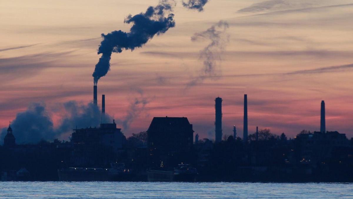 Contaminación por el humo de una fábrica en Colonia, Alemania.
