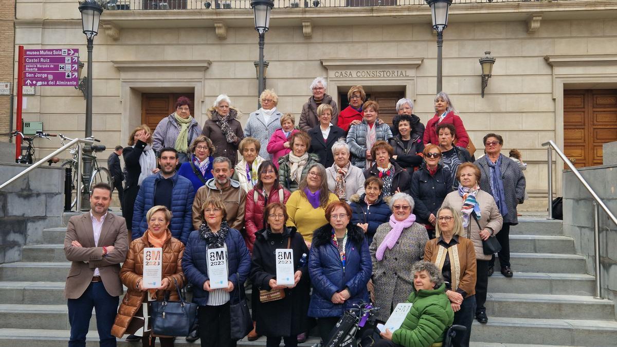 Integrantes de los colectivos de mujeres posan delante del Ayuntamiento