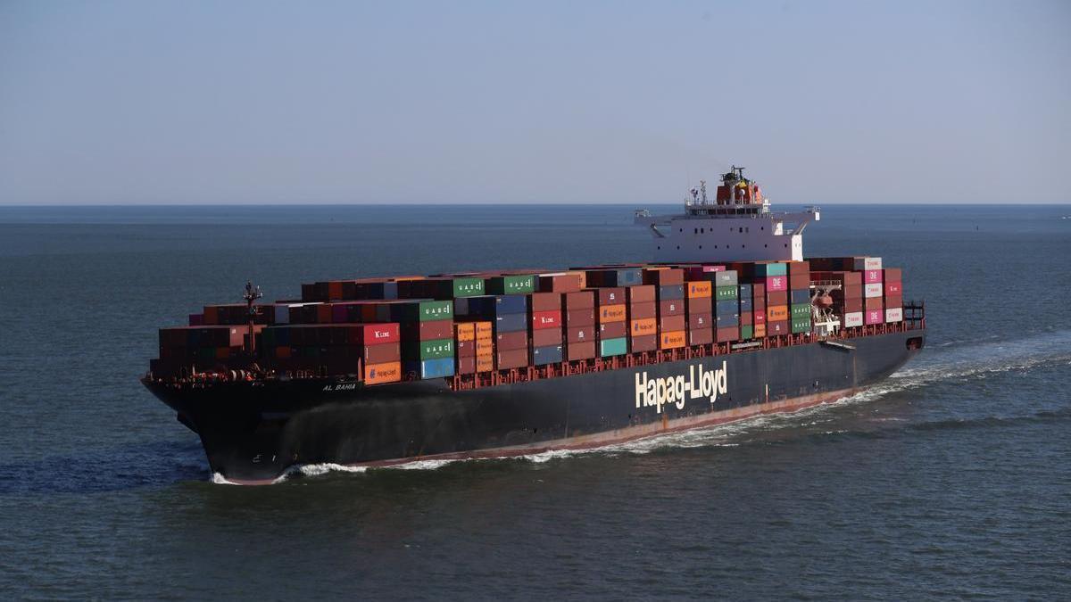 Imagen de archivo de un portacontenedor en el estrecho de Ormuz