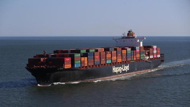 Imagen de archivo de un portacontenedor en el estrecho de Ormuz