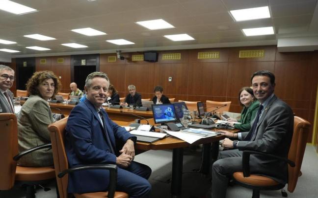 Mikel Torres preside la comparecencia del Departamento de Economía, Trabajo y Empleo.