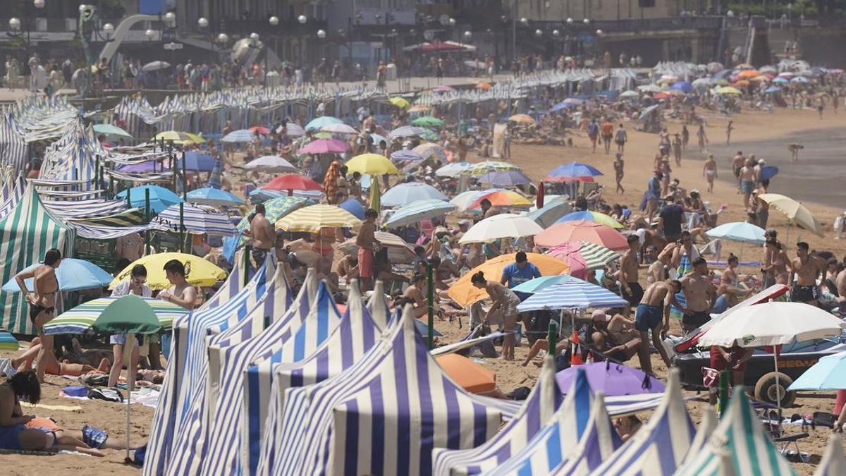 La playa de Zarautz, abarrotada durante un día de calor este verano.