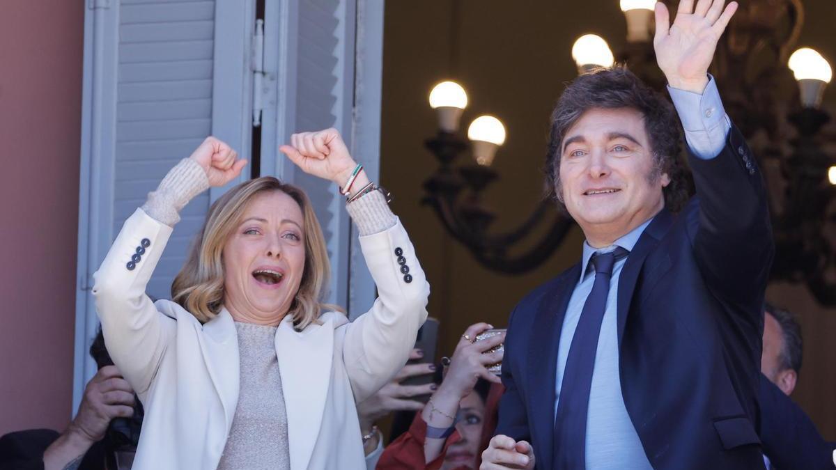 Meloni y Milei saludan a sus simpatizantes desde el balcón de la Casa Rosada.