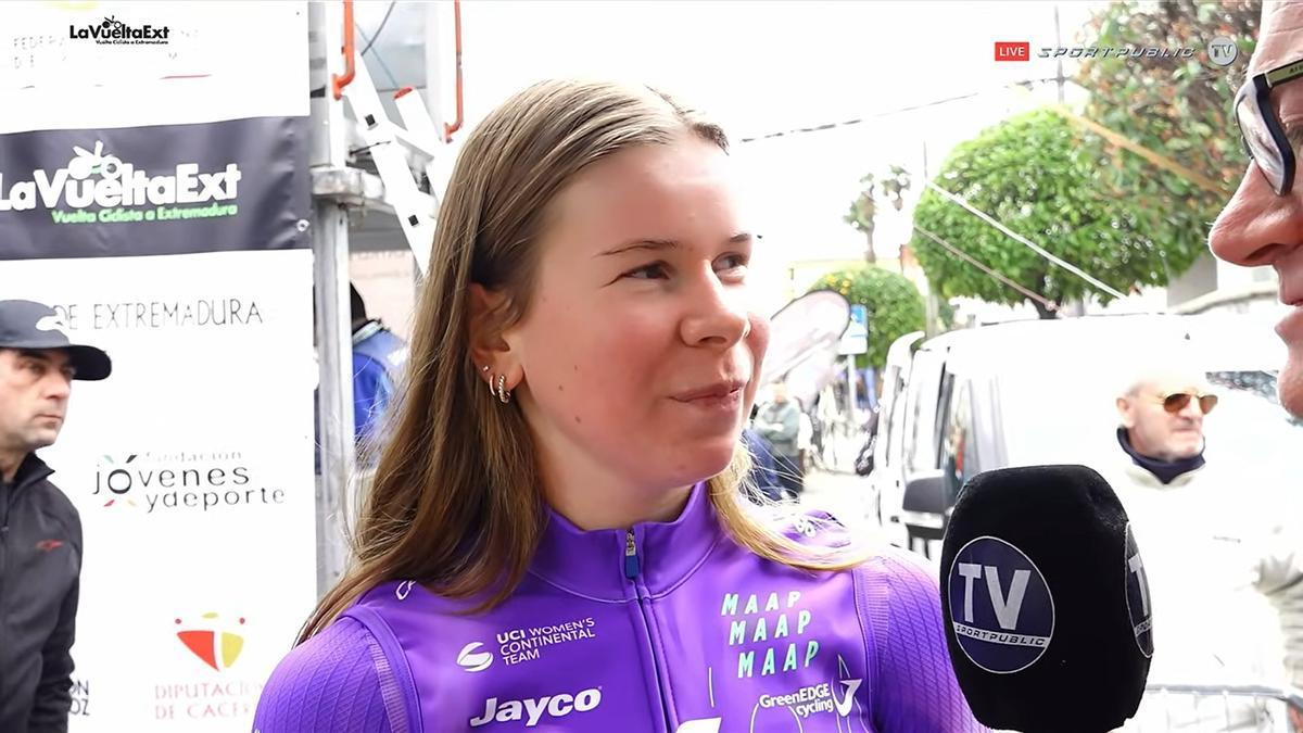 El reportero, entrevistando a la ciclista Talia Appleton.