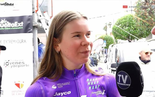 El reportero, entrevistando a la ciclista Talia Appleton.