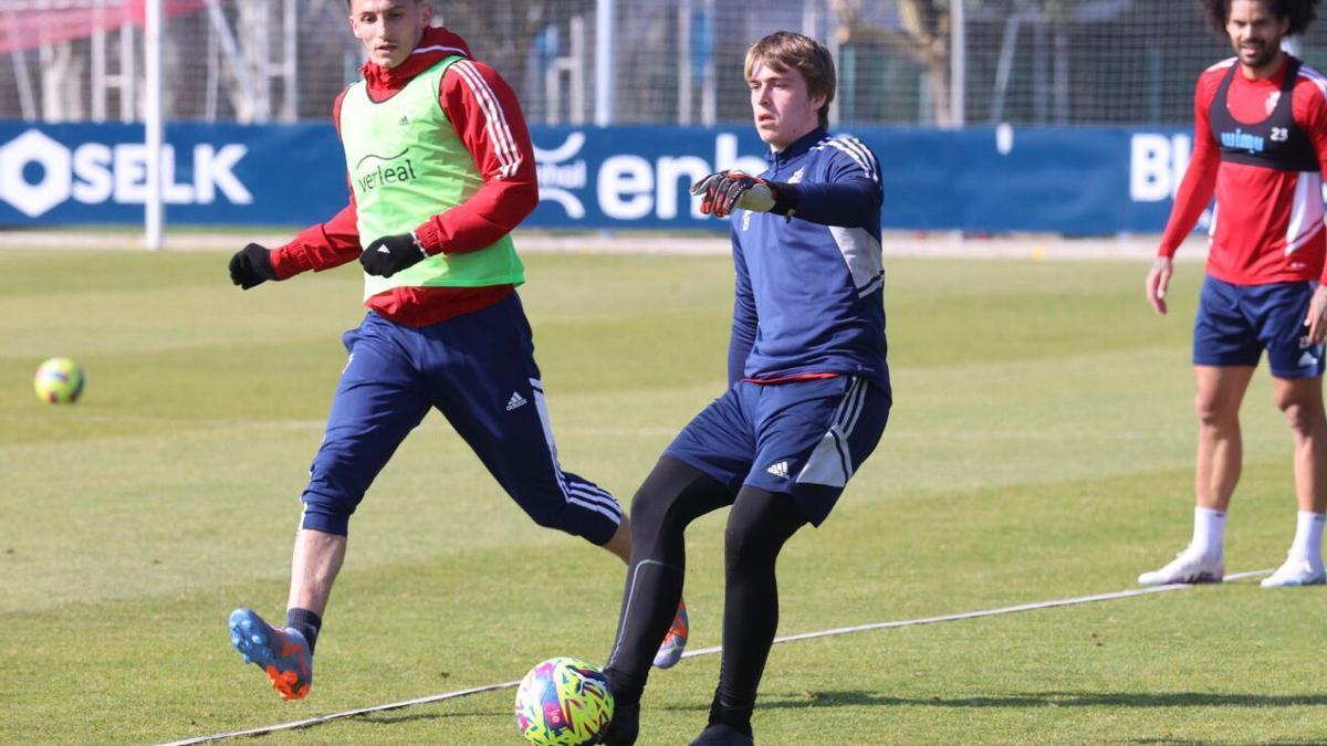 Jon Arrasate, portero juvenil de Osasuna, entrenando con el primer equipo en Tajonar.