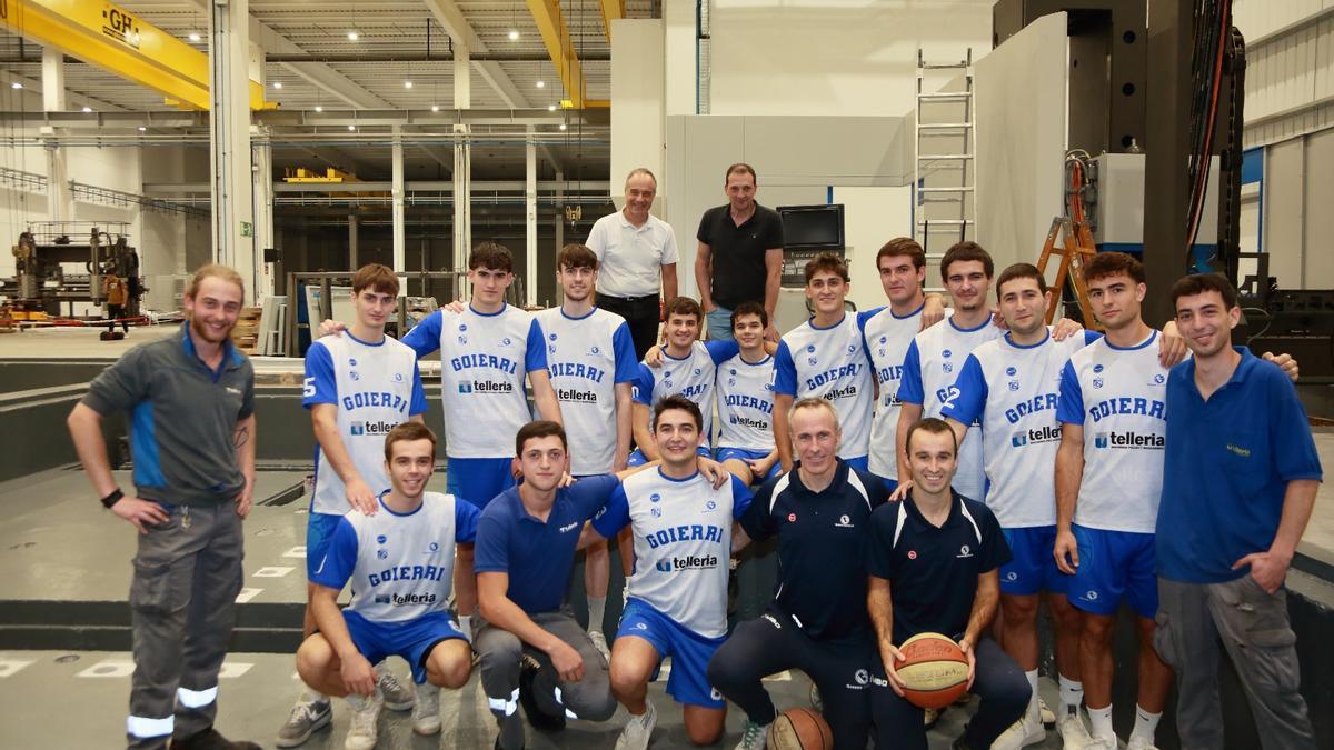 Jugadores de baloncesto y trabajadores de la empresa Telleria, en el nuevo pabellón.