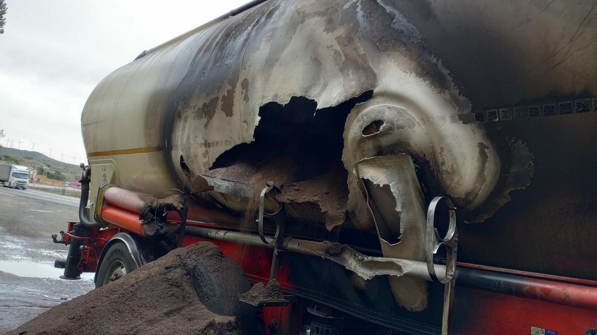 Agujero que el incendio provocó en el camión